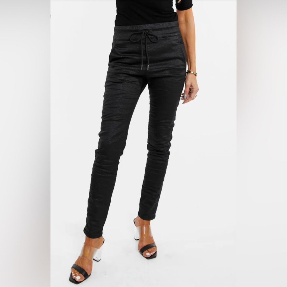 BEVY FLOG Shely Joggers • NWT •
Black Original